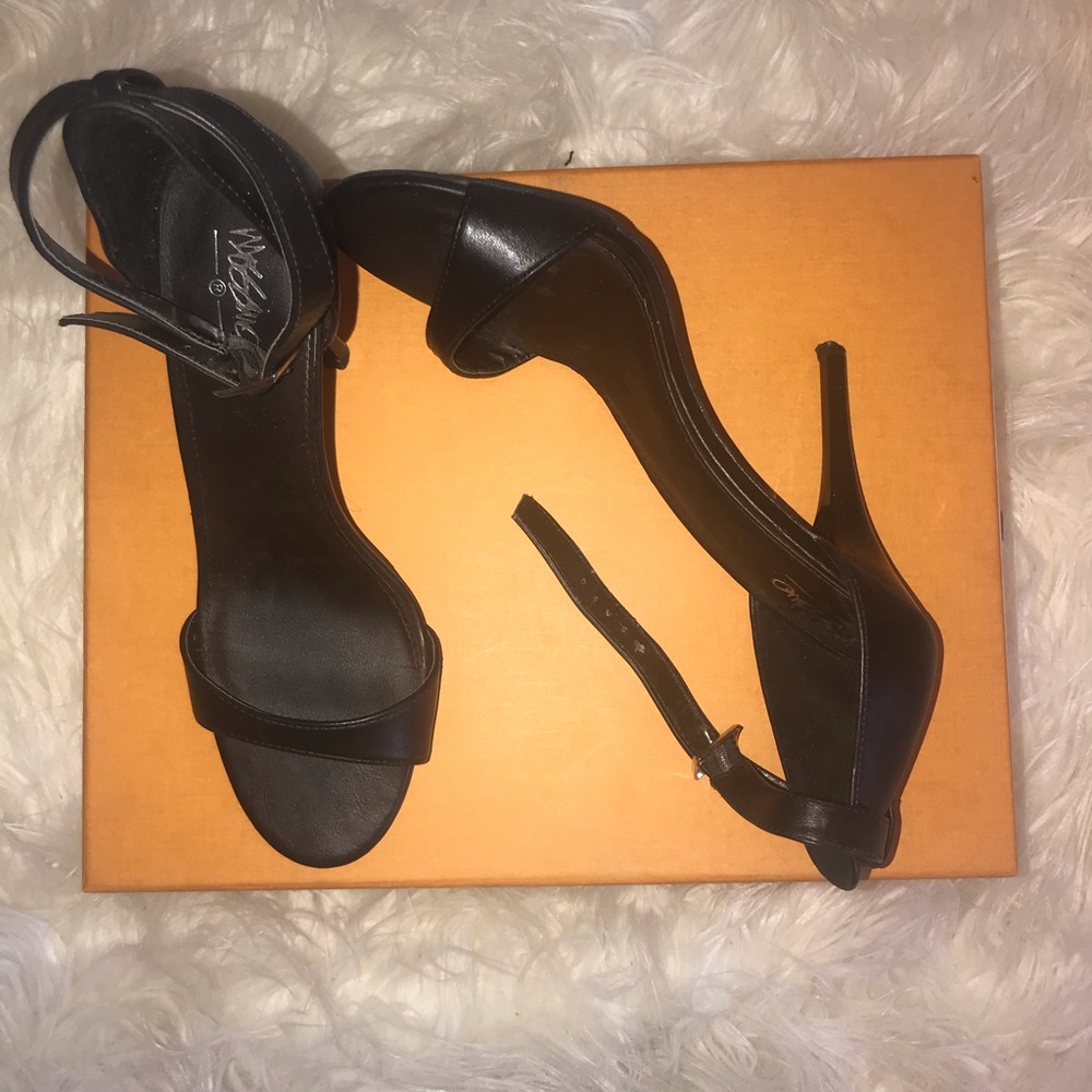 Size 10 heels - Picture 3 of 3